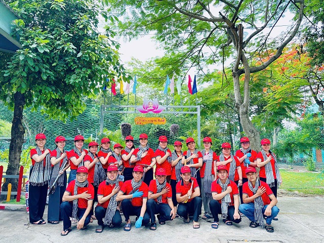 Chi bộ Trường Tiểu học Tân An chăm sóc “Vườn cây ơn Bác”  kỉ niệm 1 năm thành lập