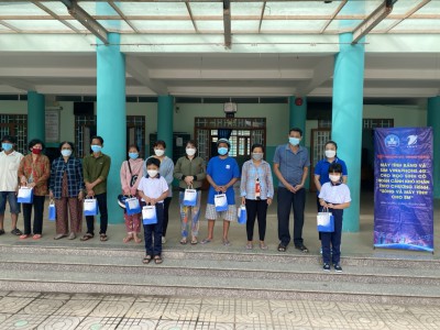 Phát máy tính bảng cho học sinh của chương trình "Sóng và máy tính cho em" của bộ giáo dục và đào tạo năm học 2021-2022