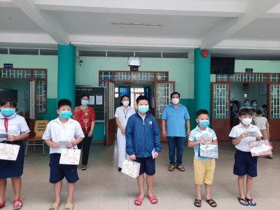 Quyên góp ủng hộ thiết bị học tập trực tuyến cho 29 học sinh có hoàn cảnh khó khăn.