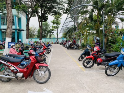 Tiểu học Tân An triển khai mô hình hay đẹp trong việc bố trí sắp xếp xe  phụ huynh học sinh ngay ngắn trật tự, an toàn giao thông trước cổng trường