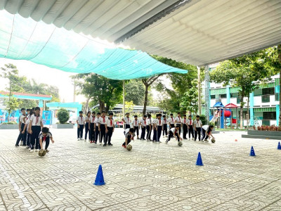 Thực hiện thao giảng chuyên đề 6C môn Giáo dục thể chất tại Trường Tiểu học Tân An