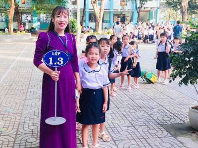 Học sinh lớp 1 trường Tiểu học Tân An rộn ràng trong ngày tựu trường năm học 2025–2026