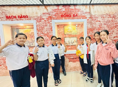 Học sinh trường Tiểu học Tân An tham gia học tập ngoại khóa tại di tích Nhà tù Phú Lợi và làng nghề truyền thống Bình Dương KaWaZo