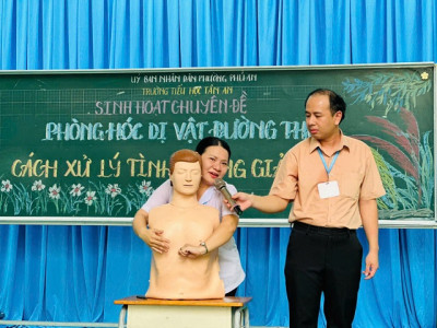 Trường Tiểu học Tân An tổ chức sinh hoạt chuyên đề phòng hóc dị vật  đường thở và cách xử lý một số tình huống giả định