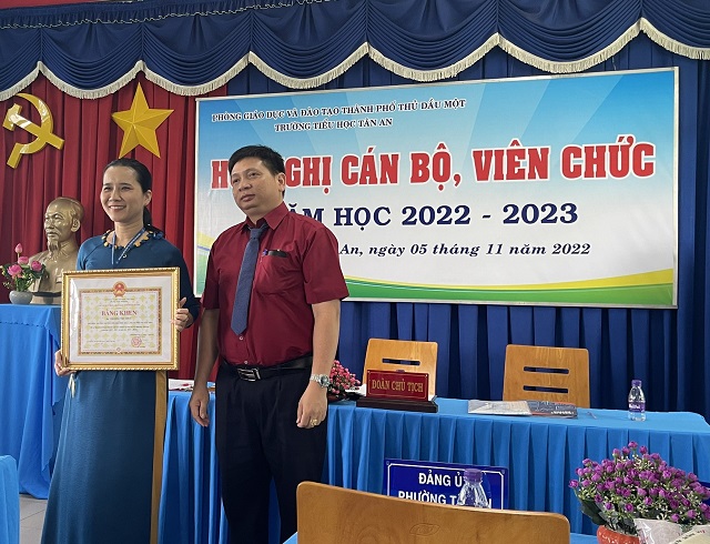 bang khen tinh co thuy