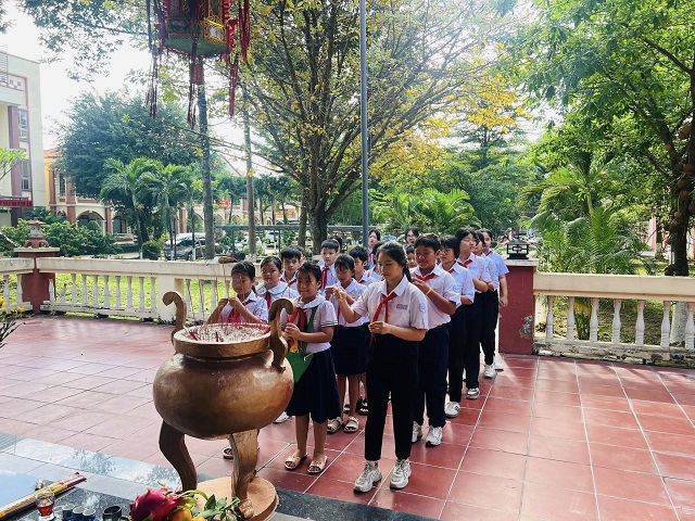 Liên đội trường Tiểu học Tân An tham gia lễ viếng bia tưởng niệm các anh hùng liệt sĩ tại địa phương nhân ngày thương binh liệt sĩ 27/7