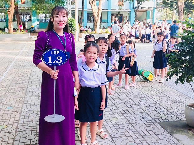 Học sinh lớp 1 trường Tiểu học Tân An rộn ràng trong ngày tựu trường năm học 2025–2026