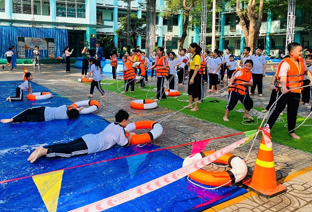 Học sinh trường Tiểu học Tân An tham gia chuyên đề kỹ năng phòng chống đuối nước.